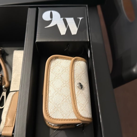 Nine West beige color purse with small pouch brand new with tag - Picture 3 of 5